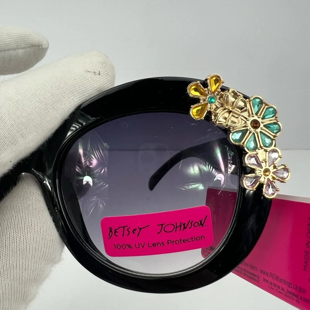 BETSEY JOHNSON FLORAL BLACK FRAME 100% UV PROTECTION WITH BLACK FRAME